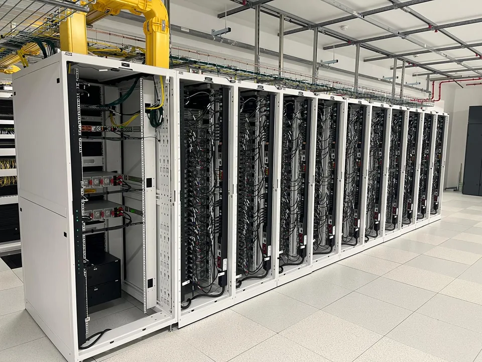 Baies informatiques accueillant des équipements et leur câblage dans un datacenter.